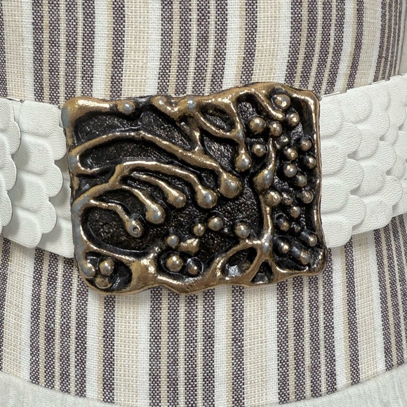 Vintage 70s White Stretch Belt w/ Gold & Black Sculptural Buckle Statement - Picture 5 of 6